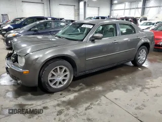 2008 Chrysler 300 z VIN 2C3LK33G98H128797, wystawiony jako Copart lot #46421415 z przebiegiem 138 313 mil mil oraz Szkoda całkowita • Salvage title. Historia ofert i sprzedaży dostępna na DreamBid. Obrazek 1.