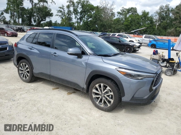 2022 Toyota Corolla Cross XLE z VIN 7MUDAAAG9NV036831, wystawiony jako Copart lot #60986125 z przebiegiem 6 642 mil mil oraz Szkoda całkowita • Salvage title. Historia ofert i sprzedaży dostępna na DreamBid. Obrazek 4.