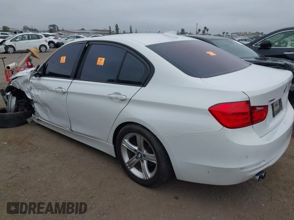 2015 BMW 3 Series 328i xDrive z VIN WBA3B3G56FNT19275, wystawiony jako IAAI lot #42455029 z przebiegiem Nie podano mil oraz . Historia ofert i sprzedaży dostępna na DreamBid. Obrazek 3.