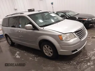 2010 Chrysler Town & Country Touring Plus z VIN 2A4RR8DX4AR361008, wystawiony jako IAAI lot #42334902 z przebiegiem 179 665 mil mil oraz . Historia ofert i sprzedaży dostępna na DreamBid. Obrazek 1.