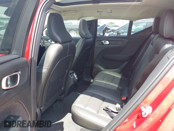 2025 Volvo XC40 Ultimate Dark Theme z VIN YV4L12UM3S2529546, wystawiony jako IAAI lot #42270947 z przebiegiem 787 mil mil oraz . Historia ofert i sprzedaży dostępna na DreamBid. Obrazek 8.