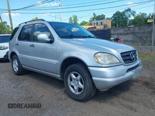 2001 Mercedes-Benz M 320/430/500 z VIN 4JGAB54E71A284509, wystawiony jako IAAI lot #42637984 z przebiegiem 183 496 mil mil oraz . Historia ofert i sprzedaży dostępna na DreamBid. Obrazek 1.