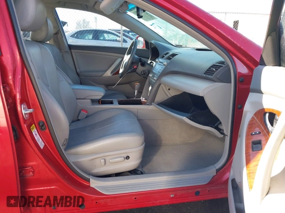 2009 Toyota Camry LE z VIN 4T1BK46K79U083690, wystawiony jako IAAI lot #41811918 z przebiegiem 174 220 mil mil oraz . Historia ofert i sprzedaży dostępna na DreamBid. Obrazek 5.