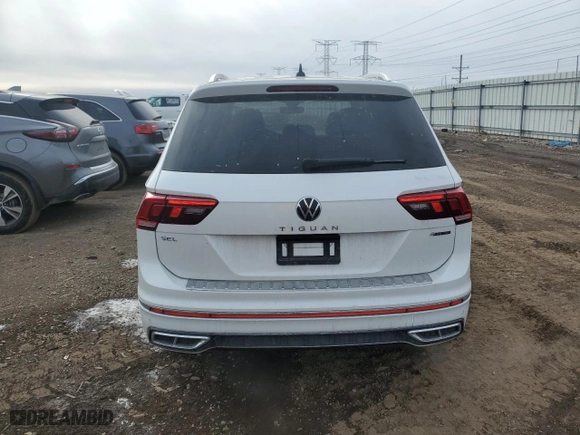 2022 Volkswagen Tiguan SEL R-Line with VIN 3VV4B7AX4NM103217, listed as a Copart auction lot 43906805 with 17,990 mi miles and Salvage Title. Bid and sale history available at carsss.com. Image 6.