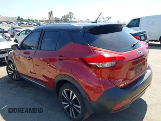 2019 Nissan Kicks SV z VIN 3N1CP5CU5KL499178, wystawiony jako IAAI lot #42316941 z przebiegiem 125 647 mil mil oraz . Historia ofert i sprzedaży dostępna na DreamBid. Obrazek 3.
