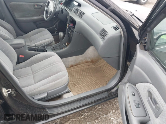2001 Toyota Camry CE z VIN 4T1BG22K81U054795, wystawiony jako IAAI lot #42359932 z przebiegiem 167 341 mil mil oraz . Historia ofert i sprzedaży dostępna na DreamBid. Obrazek 5.