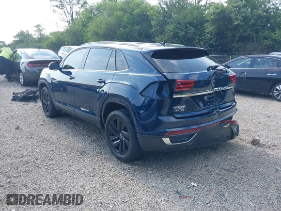 2022 Volkswagen Atlas SE z VIN 1V2HE2CA7NC211835, wystawiony jako IAAI lot #42722660 z przebiegiem 56 112 mil mil oraz . Historia ofert i sprzedaży dostępna na DreamBid. Obrazek 3.
