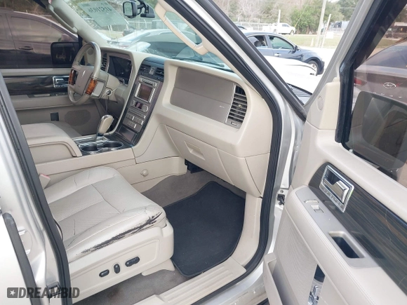 2007 Lincoln Navigator with VIN 5LMFU28557LJ21232, listed as a IAAI auction lot 41521036 with 124,374 mi miles. Bid and sale history available at carsss.com. Image 5.