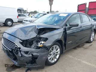 2019 Ford Fusion SE with VIN 3FA6P0LUXKR174476, listed as a IAAI auction lot 42110902 with 33,260 mi miles and . Bid and sale history available at DreamBid. Image 2.