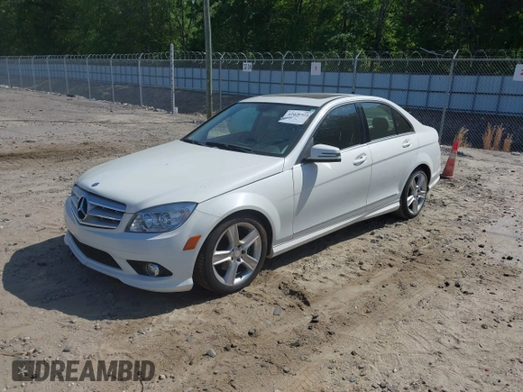 2010 Mercedes-Benz C 300 Sport z VIN WDDGF8BB2AF441997, wystawiony jako IAAI lot #42070921 z przebiegiem 104 467 mil mil oraz . Historia ofert i sprzedaży dostępna na DreamBid. Obrazek 2.