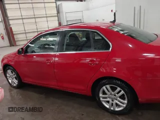 2010 Volkswagen Jetta TDI z VIN 3VWRL7AJ3AM178141, wystawiony jako IAAI lot #41467916 z przebiegiem 225 349 mil mil oraz . Historia ofert i sprzedaży dostępna na DreamBid. Obrazek 14.