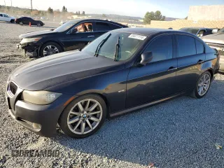 2009 BMW 3 Series 328i z VIN WBAPH77559NM47762, wystawiony jako Copart lot #85077774 z przebiegiem 215 502 mil mil oraz Szkody całkowita. Historia ofert i sprzedaży dostępna na DreamBid. Obrazek 1.