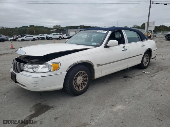 1999 Lincoln Town Car Signature with VIN 1LNHM82W3XY672309, listed as a Copart auction lot 72016204 with 31,578 mi miles and Salvage Title. Bid and sale history available at carsss.com. Image 1.