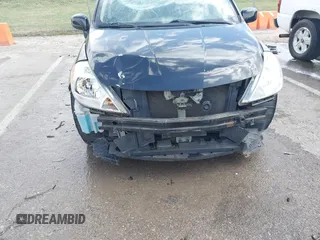 2008 Nissan Versa S z VIN 3N1BC11EX8L446772, wystawiony jako IAAI lot #41824455 z przebiegiem 145 793 mil mil oraz . Historia ofert i sprzedaży dostępna na DreamBid. Obrazek 6.