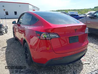 2020 Tesla Model Y Long Range z VIN 5YJYGDEE0LF034164, wystawiony jako IAAI lot #42080304 z przebiegiem 55 520 mil mil oraz . Historia ofert i sprzedaży dostępna na DreamBid. Obrazek 3.