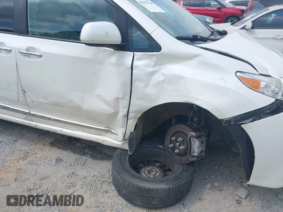 2019 Toyota Sienna XLE Auto Access Seat with VIN 5TDYZ3DC3KS970200, listed as a IAAI auction lot 42007928 with 64,023 mi miles. Bid and sale history available at carsss.com. Image 6.