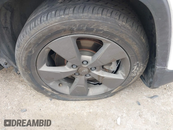 2016 Jeep Cherokee Latitude with VIN 1C4PJLCB0GW350567, listed as a IAAI auction lot 41624430 with 100,371 mi miles. Bid and sale history available at carsss.com. Image 6.