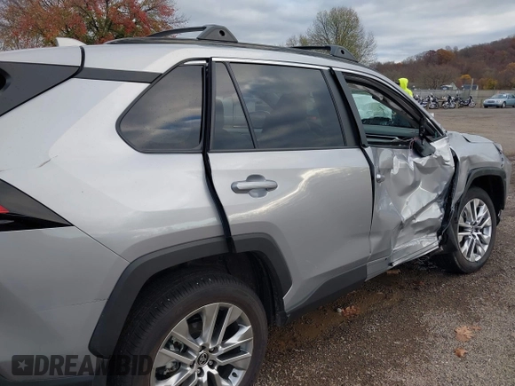 2024 Toyota RAV4 XLE Premium with VIN 2T3A1RFV4RC476514, listed as a IAAI auction lot 40829477 with 2,482 mi miles. Bid and sale history available at carsss.com. Image 18.