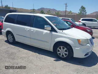2011 Chrysler Town & Country Touring L z VIN 2A4RR8DGXBR796729, wystawiony jako IAAI lot #42418797 z przebiegiem 194 004 mil mil oraz . Historia ofert i sprzedaży dostępna na DreamBid. Obrazek 1.
