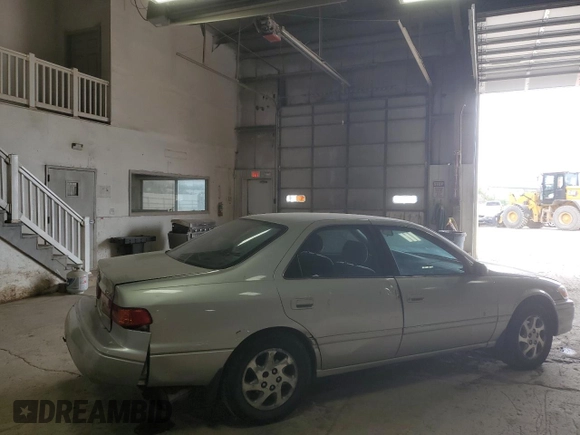 2001 Toyota Camry LE z VIN 4T1BF28K21U963819, wystawiony jako Copart lot #54551465 z przebiegiem 199 472 mil mil oraz Szkoda całkowita • Salvage title. Historia ofert i sprzedaży dostępna na DreamBid. Obrazek 3.