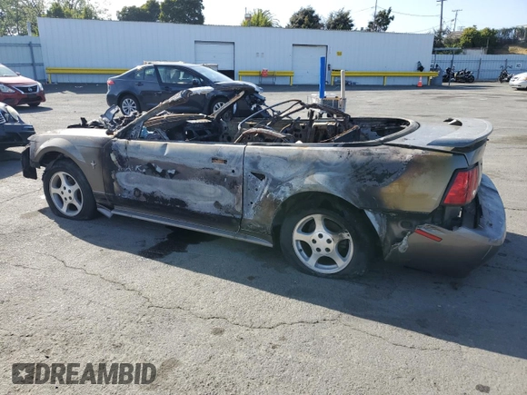 2002 Ford Mustang Deluxe z VIN 1FAFP44482F106003, wystawiony jako Copart lot #54337315 z przebiegiem Nie podano mil oraz Nie do naprawy • Non repairable. Historia ofert i sprzedaży dostępna na DreamBid. Obrazek 2.