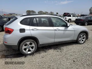 2015 BMW X1 sDrive28i z VIN WBAVM1C55FV317854, wystawiony jako Copart lot #52201705 z przebiegiem 86 015 mil mil oraz Szkoda całkowita • Salvage title. Historia ofert i sprzedaży dostępna na DreamBid. Obrazek 3.
