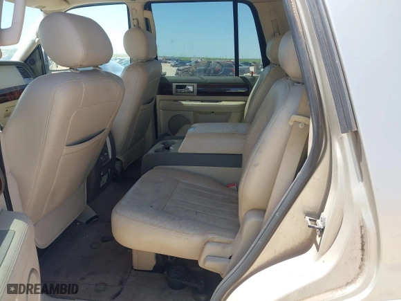 2004 Lincoln Navigator Luxury with VIN 5LMFU27R74LJ33852, listed as a IAAI auction lot 41985575 with 1 mi miles. Bid and sale history available at carsss.com. Image 8.