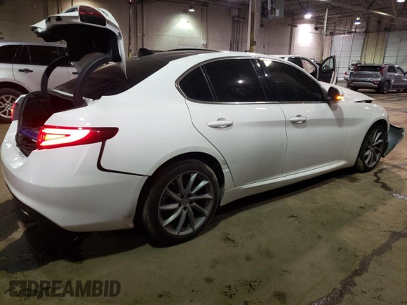 2020 Alfa Romeo Giulia z VIN ZARFANAN8L7629540, wystawiony jako Copart lot #44726155 z przebiegiem 77 672 mil mil oraz Tytuł czysty. Historia ofert i sprzedaży dostępna na DreamBid. Obrazek 3.