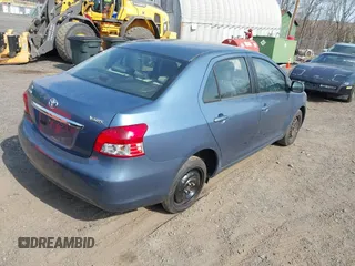 2009 Toyota Yaris z VIN JTDBT903394041534, wystawiony jako IAAI lot #41765943 z przebiegiem 148 100 mil mil oraz . Historia ofert i sprzedaży dostępna na DreamBid. Obrazek 4.