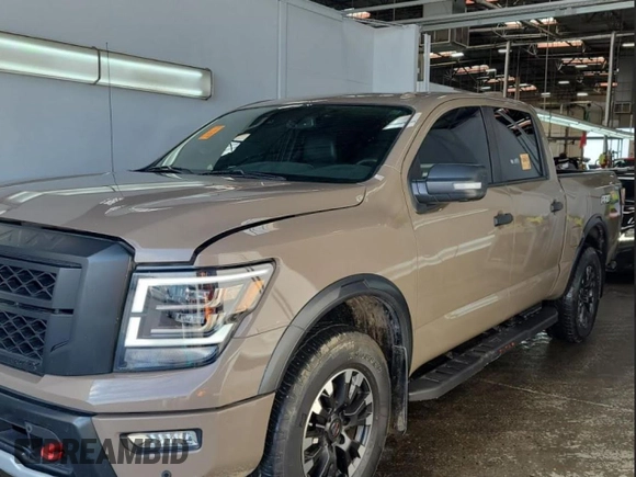 2021 Nissan Titan SV z VIN 1N6AA1ED9MN525289, wystawiony jako Copart lot #49928375 z przebiegiem 52 037 mil mil oraz Czysty tytuł • Clean title. Historia ofert i sprzedaży dostępna na DreamBid. Obrazek 1.