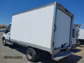 2018 Ford Transit z VIN 1FDBF8ZM6JKA62161, wystawiony jako IAAI lot #42468263 z przebiegiem 70 057 mil mil oraz . Historia ofert i sprzedaży dostępna na DreamBid. Obrazek 3.