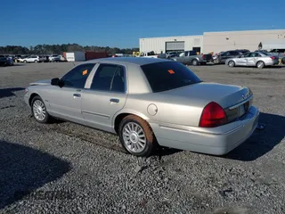 2010 Mercury Grand Marquis LS z VIN 2MEBM7FV2AX635506, wystawiony jako IAAI lot #41597727 z przebiegiem Nie podano mil oraz . Historia ofert i sprzedaży dostępna na DreamBid. Obrazek 3.