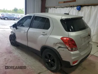 2020 Chevrolet Trax LS z VIN KL7CJKSB8LB325294, wystawiony jako Copart lot #56327045 z przebiegiem 68 190 mil mil oraz Szkoda całkowita • Salvage title. Historia ofert i sprzedaży dostępna na DreamBid. Obrazek 2.