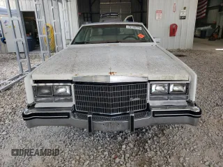 1983 Cadillac Eldorado z VIN 1G6AL5787DE628931, wystawiony jako Copart lot #73113774 z przebiegiem 28 559 mil mil oraz Tytuł czysty. Historia ofert i sprzedaży dostępna na DreamBid. Obrazek 5.