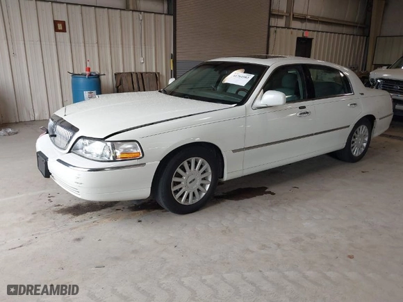 2005 Lincoln Town Car Signature Limited with VIN 1LNHM82W15Y638737, listed as a IAAI auction lot 41764583 with 99,875 mi miles. Bid and sale history available at carsss.com. Image 2.