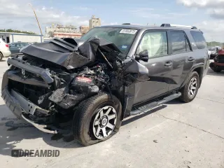 2018 Toyota 4Runner SR5 z VIN JTEBU5JR6J5485820, wystawiony jako Copart lot #57053075 z przebiegiem Nie podano mil oraz Szkoda całkowita • Salvage title. Historia ofert i sprzedaży dostępna na DreamBid. Obrazek 1.