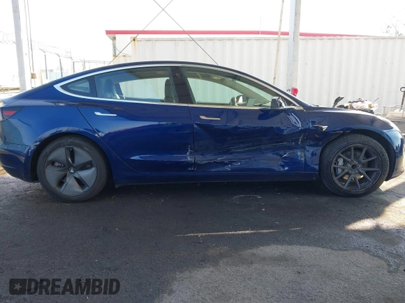 2018 Tesla Model 3 Long Range Battery z VIN 5YJ3E1EA8JF014706, wystawiony jako IAAI lot #41453650 z przebiegiem 68 037 mil mil oraz . Historia ofert i sprzedaży dostępna na DreamBid. Obrazek 13.