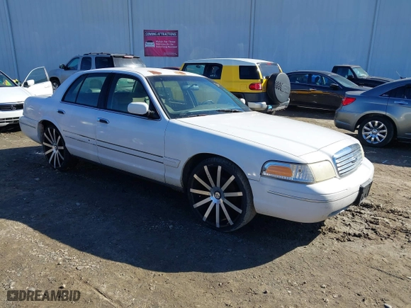 2000 Ford Crown Victoria with VIN 2FAFP73W7YX135395, listed as a IAAI auction lot 41439401 with 235,285 mi miles. Bid and sale history available at carsss.com. Image 1.