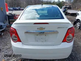 2015 Chevrolet Sonic LT z VIN 1G1JC5SG5F4147301, wystawiony jako IAAI lot #41934640 z przebiegiem 68 593 mil mil oraz . Historia ofert i sprzedaży dostępna na DreamBid. Obrazek 16.
