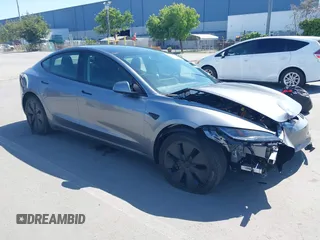 2025 Tesla Model 3 Long Range z VIN 5YJ3E1EB9SF873801, wystawiony jako IAAI lot #42141255 z przebiegiem 1612 mil mil oraz . Historia ofert i sprzedaży dostępna na DreamBid. Obrazek 1.