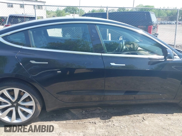 2018 Tesla Model 3 Long Range Battery z VIN 5YJ3E1EB9JF086703, wystawiony jako IAAI lot #42290193 z przebiegiem 46 255 mil mil oraz . Historia ofert i sprzedaży dostępna na DreamBid. Obrazek 14.