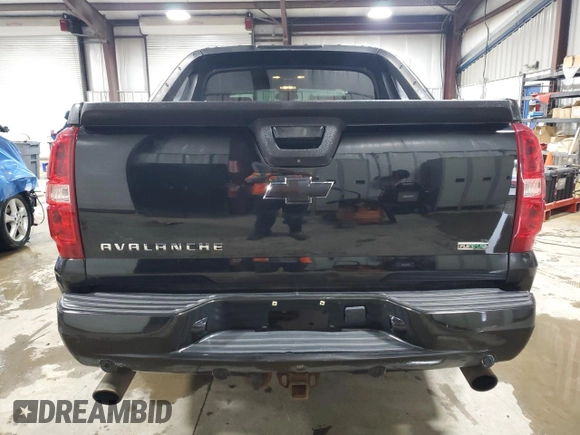 2010 Chevrolet Avalanche LTZ z VIN 3GNVKGE04AG290474, wystawiony jako Copart lot #51571895 z przebiegiem 130 497 mil mil oraz Szkoda całkowita • Salvage title. Historia ofert i sprzedaży dostępna na DreamBid. Obrazek 6.