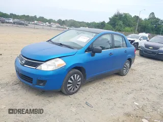 2008 Nissan Versa S z VIN 3N1BC11E98L415514, wystawiony jako IAAI lot #42458528 z przebiegiem 162 552 mil mil oraz . Historia ofert i sprzedaży dostępna na DreamBid. Obrazek 2.