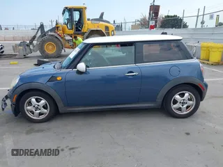 2009 MINI Hardtop z VIN WMWMF33569TW77166, wystawiony jako IAAI lot #42120132 z przebiegiem 150 291 mil mil oraz . Historia ofert i sprzedaży dostępna na DreamBid. Obrazek 14.