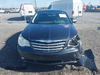 2010 Chrysler Sebring Limited z VIN 1C3CC5FB9AN158839, wystawiony jako IAAI lot #42206044 z przebiegiem 143 458 mil mil oraz . Historia ofert i sprzedaży dostępna na DreamBid. Obrazek 12.