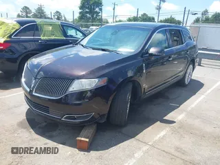 2014 Lincoln MKT EcoBoost z VIN 2LMHJ5AT9EBL53512, wystawiony jako IAAI lot #42330434 z przebiegiem 128 950 mil mil oraz . Historia ofert i sprzedaży dostępna na DreamBid. Obrazek 2.