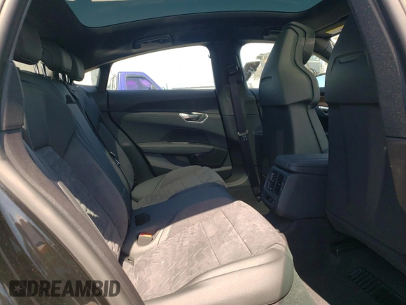 2024 Audi e-tron GT Premium Plus z VIN WAUFJBFW1R7001075, wystawiony jako Copart lot #58714654 z przebiegiem 3185 mil mil oraz Szkody całkowita. Historia ofert i sprzedaży dostępna na DreamBid. Obrazek 10.