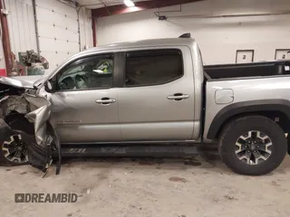 2023 Toyota Tacoma SR z VIN 3TMCZ5AN4PM597509, wystawiony jako IAAI lot #42020023 z przebiegiem 36 941 mil mil oraz . Historia ofert i sprzedaży dostępna na DreamBid. Obrazek 14.