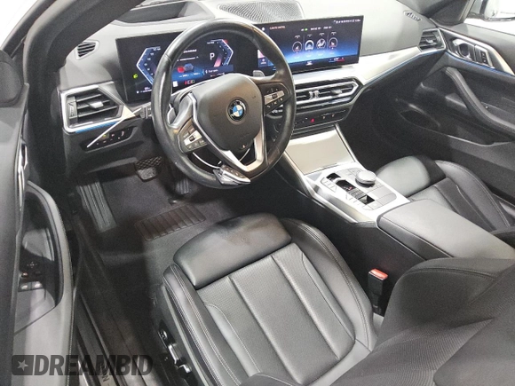 2024 BMW 4 Series 430i z VIN WBA53AP01RCR82185, wystawiony jako Copart lot #55703945 z przebiegiem 24 906 mil mil oraz Czysty tytuł • Clean title. Historia ofert i sprzedaży dostępna na DreamBid. Obrazek 8.