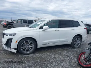 2020 Cadillac XT6 FWD Premium Luxury z VIN 1GYKPCRSXLZ137290, wystawiony jako IAAI lot #41814228 z przebiegiem 61 661 mil mil oraz . Historia ofert i sprzedaży dostępna na DreamBid. Obrazek 15.